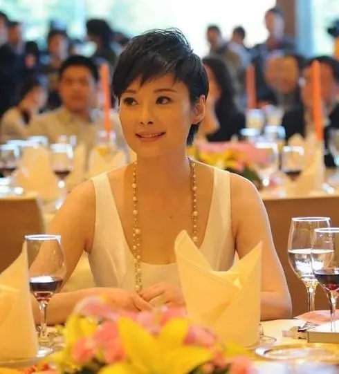 一见钟情!香港富豪追求袁立,送800万房被拒,12年的坚持爱情