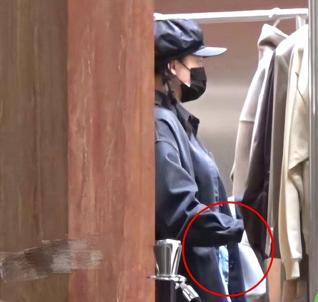 43岁陈乔恩疑似怀孕，与老公出行穿着宽松显孕味，曾多次否认怀孕