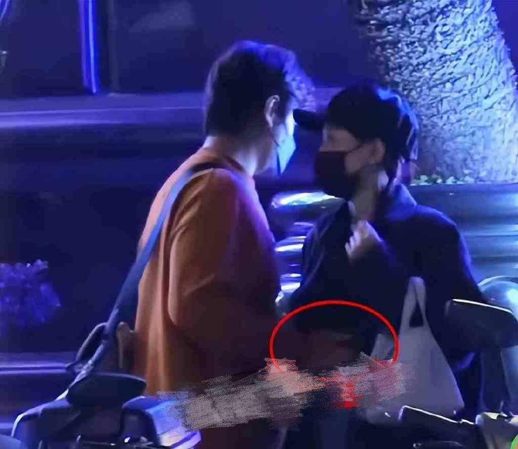 43岁陈乔恩疑似怀孕，与老公出行穿着宽松显孕味，曾多次否认怀孕