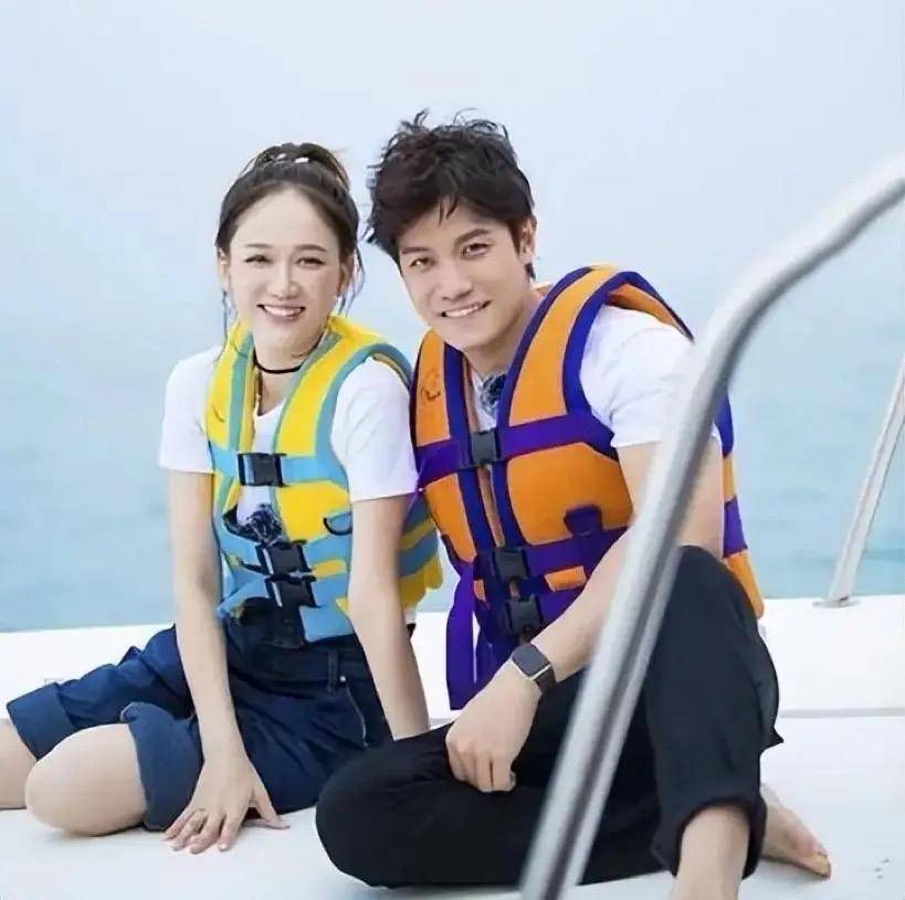 43岁陈乔恩疑似怀孕，与老公出行穿着宽松显孕味，曾多次否认怀孕