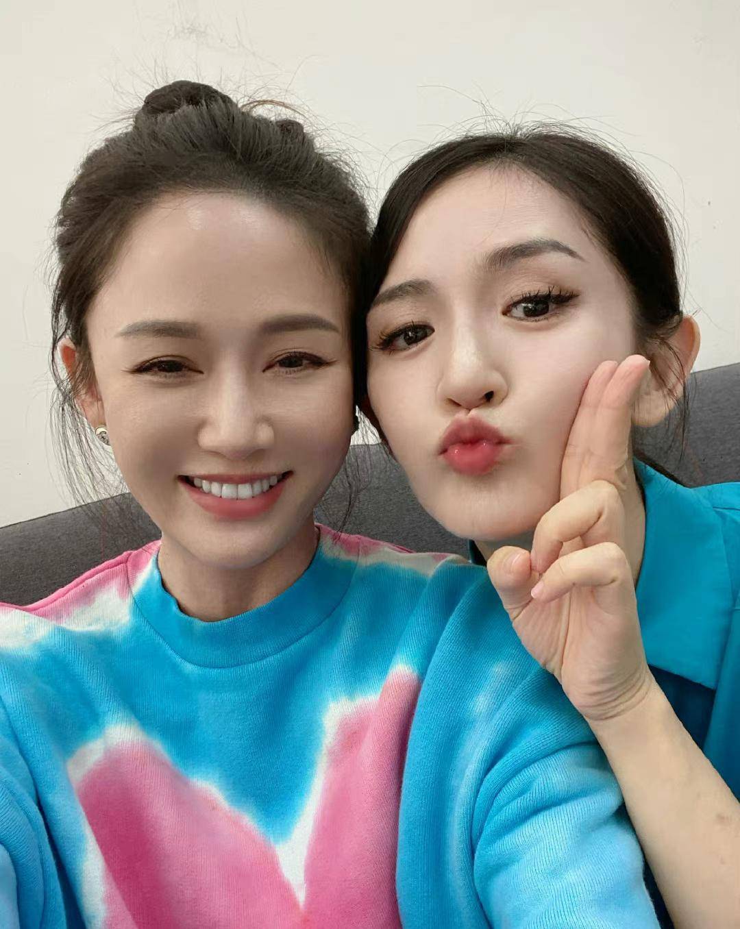 43岁陈乔恩疑似怀孕，与老公出行穿着宽松显孕味，曾多次否认怀孕