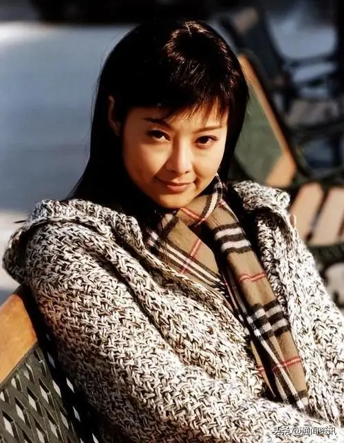 袁立的悲哀：与富豪同居12年不结婚，今3婚嫁诗人50岁无儿无女