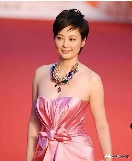 袁立的悲哀：与富豪同居12年不结婚，今3婚嫁诗人50岁无儿无女