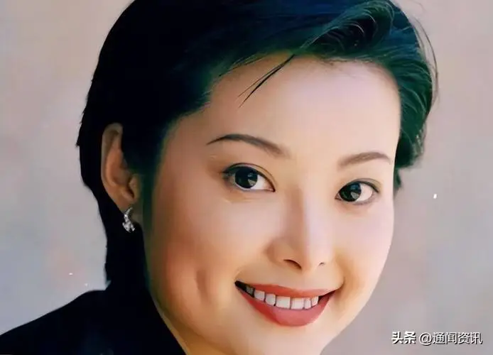 袁立的悲哀：与富豪同居12年不结婚，今3婚嫁诗人50岁无儿无女