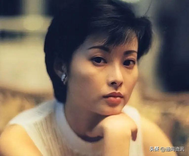 袁立的悲哀：与富豪同居12年不结婚，今3婚嫁诗人50岁无儿无女