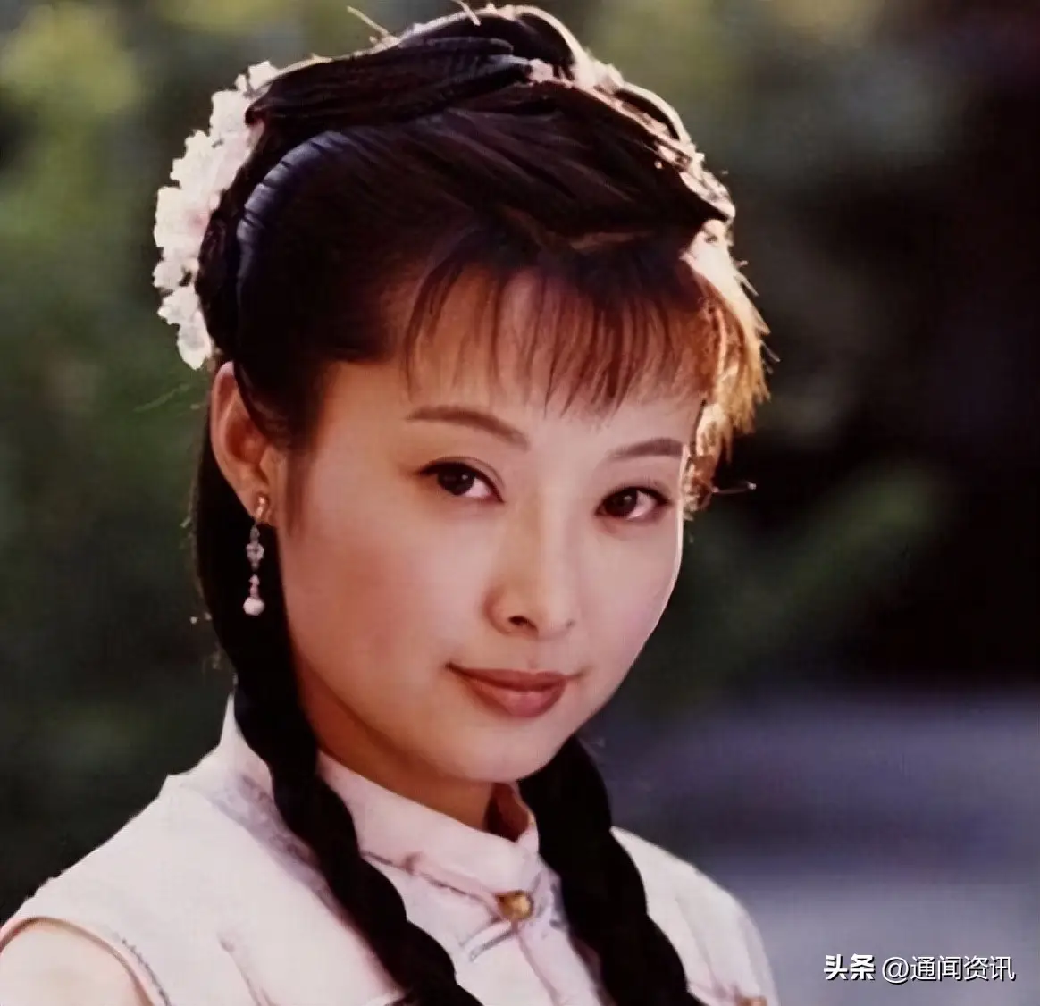 袁立的悲哀：与富豪同居12年不结婚，今3婚嫁诗人50岁无儿无女