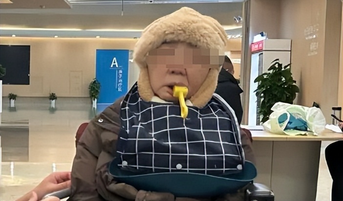 曾被儿子怒斥的碰瓷母亲去世,生前影像曝光,已经火化,儿子回应
