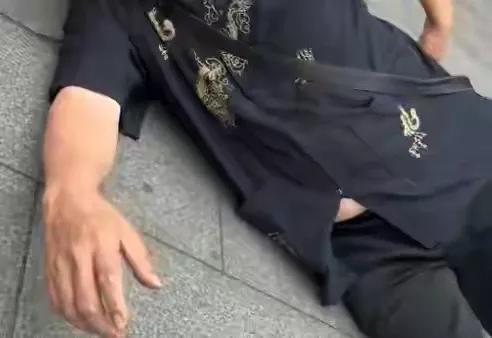 街头装病碰瓷?成都男子倒地求助,一见录像立刻变脸骂人