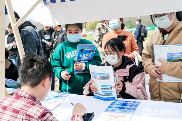 多元形式吸引近万学生求职!南京栖霞举办2023高校毕业生招聘会