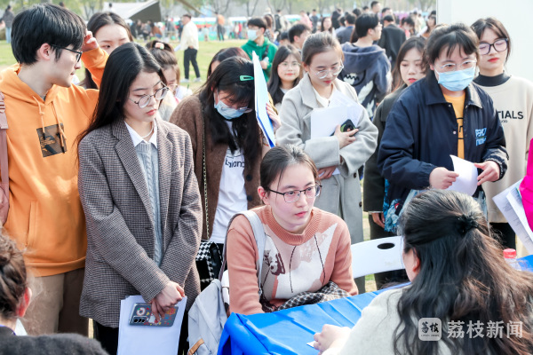 多元形式吸引近万学生求职!南京栖霞举办2023高校毕业生招聘会