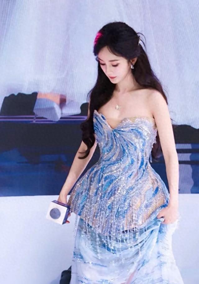 杨幂这回翻车了,穿抹胸裙被扒加厚胸垫,手拿开那一刻身材现原形