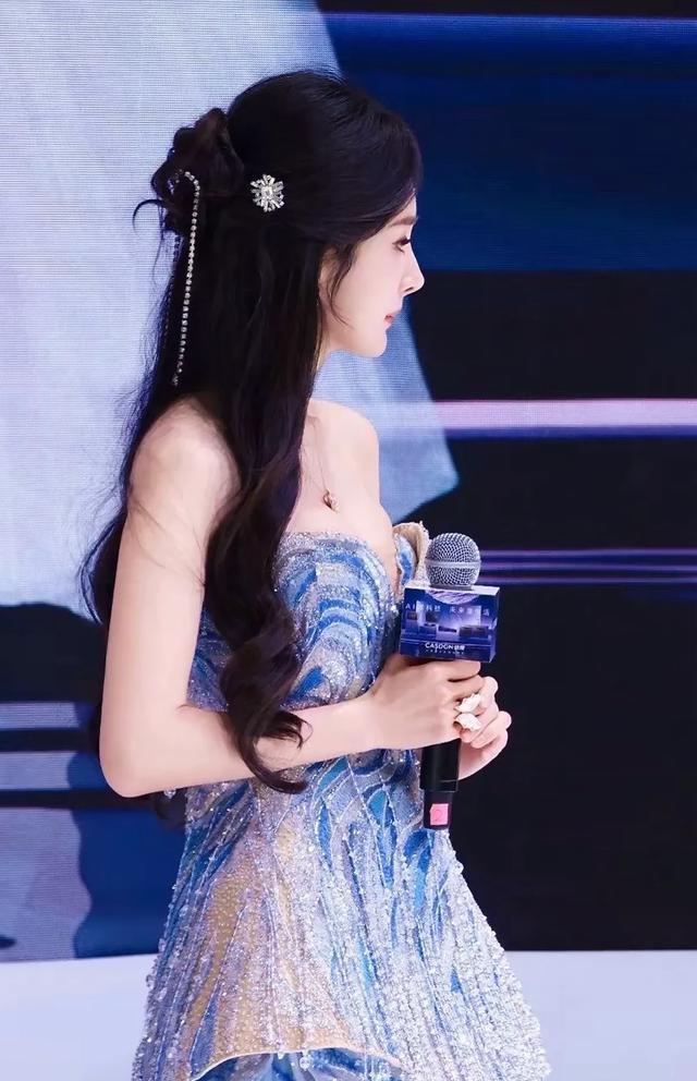 杨幂这回翻车了,穿抹胸裙被扒加厚胸垫,手拿开那一刻身材现原形