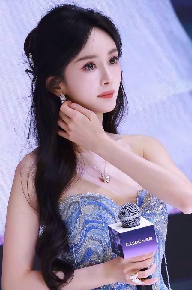 杨幂这回翻车了,穿抹胸裙被扒加厚胸垫,手拿开那一刻身材现原形