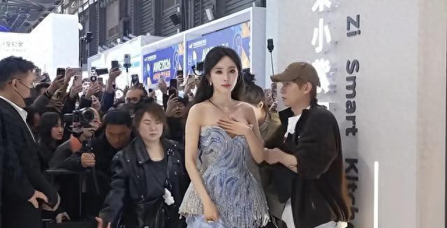 39岁杨幂身材“缩水”,穿低胸裙加厚垫子凑数,手拿开瞬间炸锅了