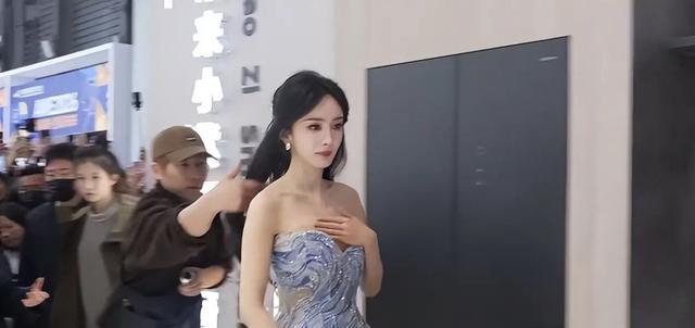 39岁杨幂身材“缩水”,穿低胸裙加厚垫子凑数,手拿开瞬间炸锅了