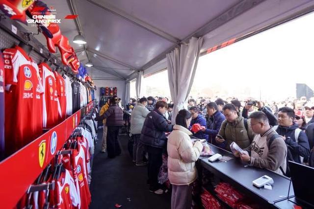 下手快,出手狠!F1中国大奖赛首日,海内外车迷“爆买”周边
