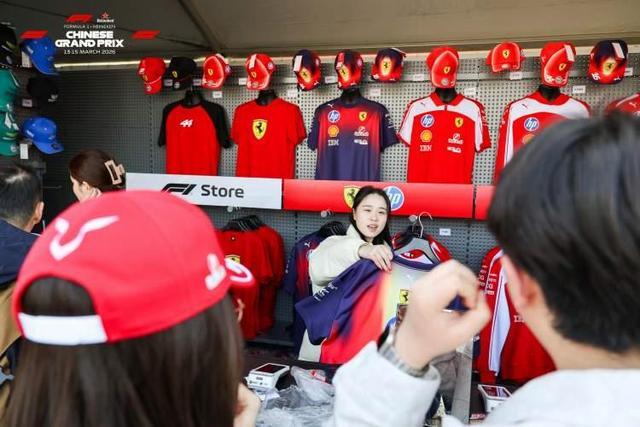 下手快,出手狠!F1中国大奖赛首日,海内外车迷“爆买”周边
