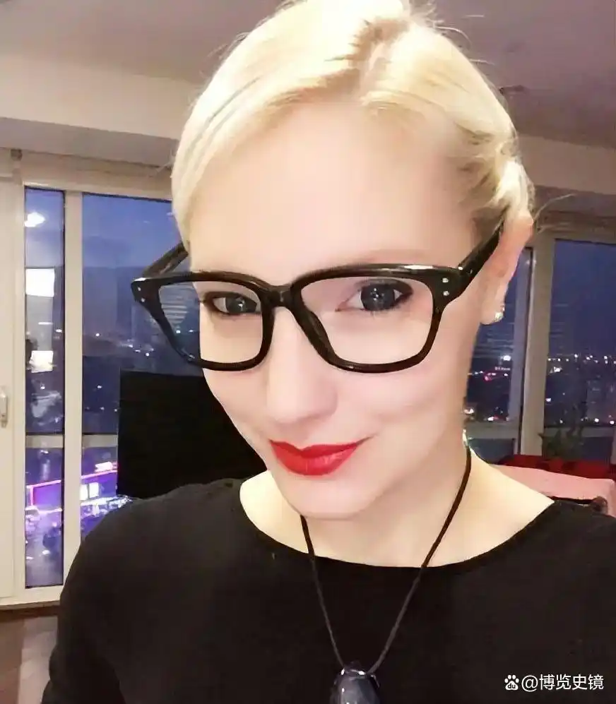 央视颜值天花板涂经纬，与撒贝宁同居 4 年转身嫁富商，今现状令人唏嘘