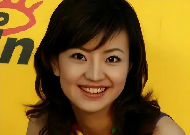 和撒贝宁同居四年，却转身投入富豪怀抱，没想到如今竟沦落至此