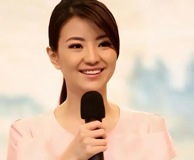 和撒贝宁同居四年，却转身投入富豪怀抱，没想到如今竟沦落至此