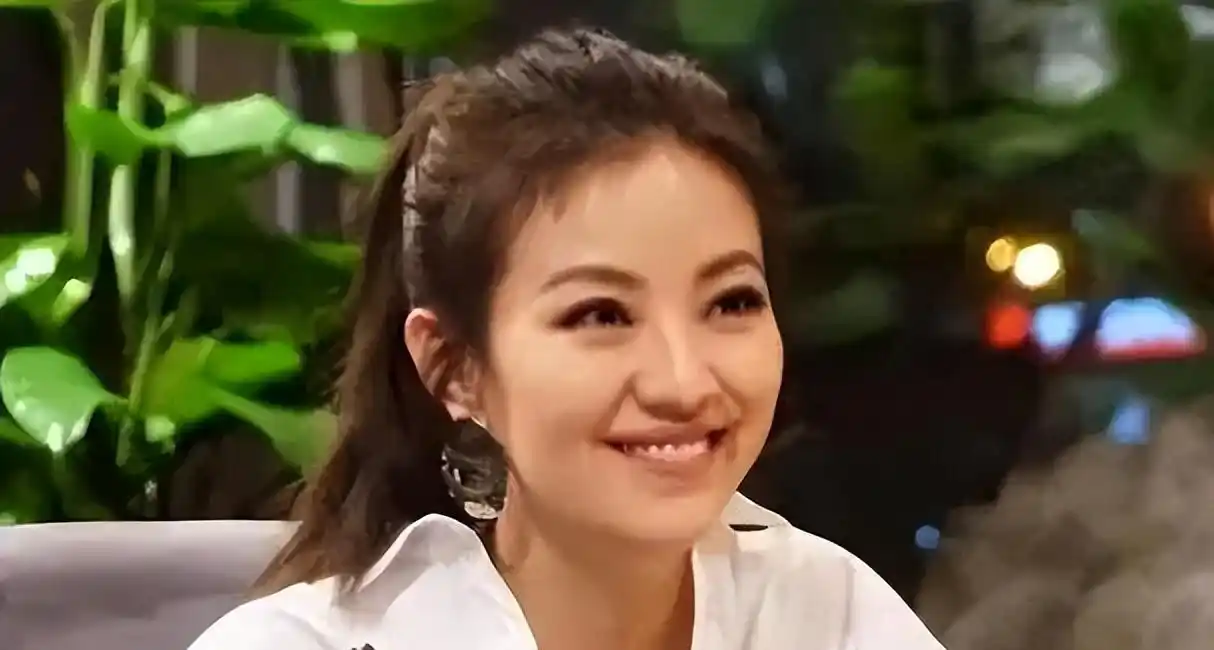 这一次，爱情事业双丰收的撒贝宁，彻底撕开了涂经纬的尴尬处境
