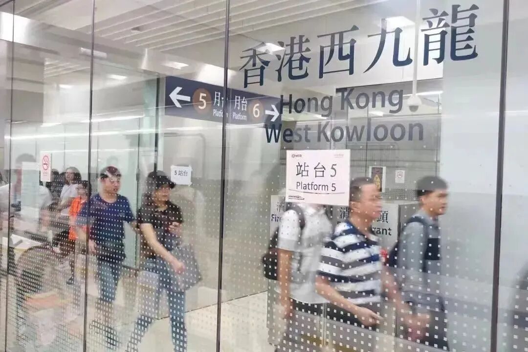 Travel to Hong Kong in Record Time 丨京港、沪港间开行夕发朝至列车