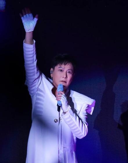张信哲最催泪的十首情歌:35年经典重现,第1首让人泪流不止!