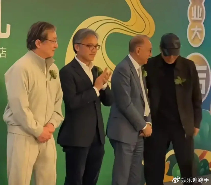71岁成龙亮相三里屯,白发显现岁月痕迹,低调不站C位彰显内敛!