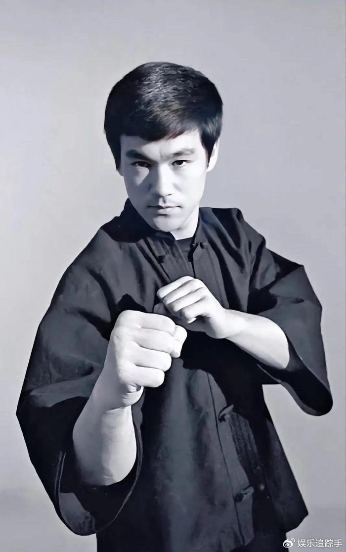 71岁成龙亮相三里屯,白发显现岁月痕迹,低调不站C位彰显内敛!