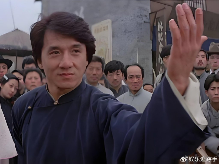 71岁成龙亮相三里屯,白发显现岁月痕迹,低调不站C位彰显内敛!