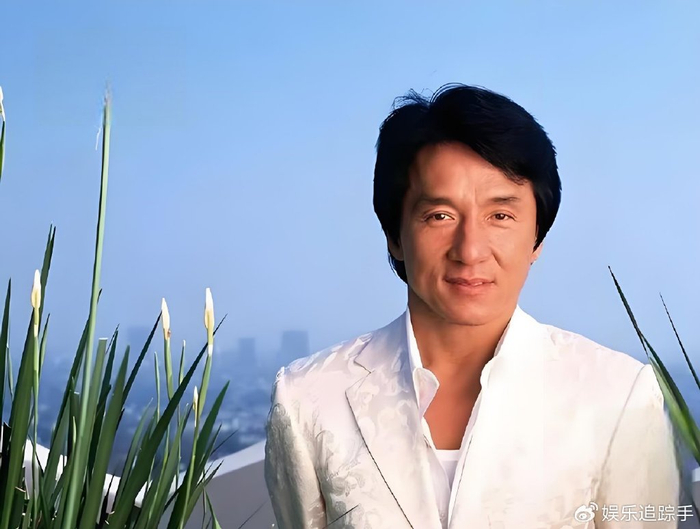 71岁成龙亮相三里屯,白发显现岁月痕迹,低调不站C位彰显内敛!