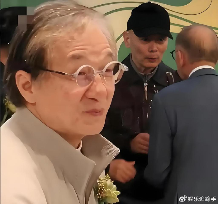 71岁成龙亮相三里屯,白发显现岁月痕迹,低调不站C位彰显内敛!