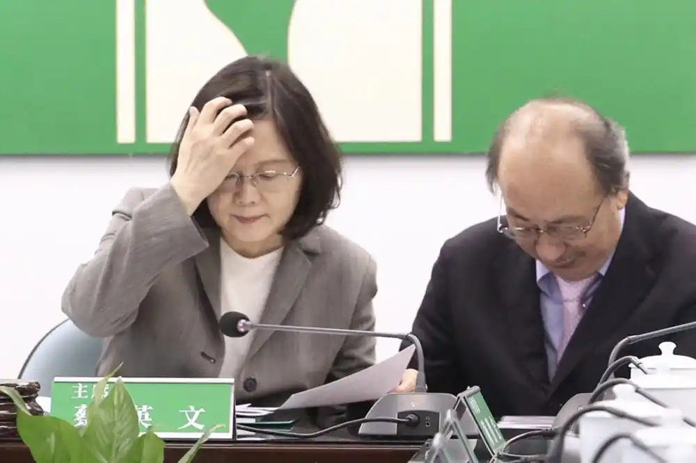 从蔡英文看民进党崩溃论，败选还恋栈不去，只知检讨“战犯”