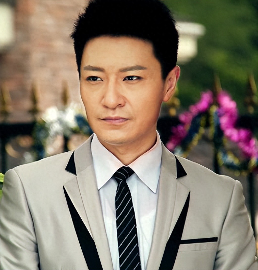 49岁李宗翰近况：坚持不婚不育，如今与母亲相依为命到处旅游