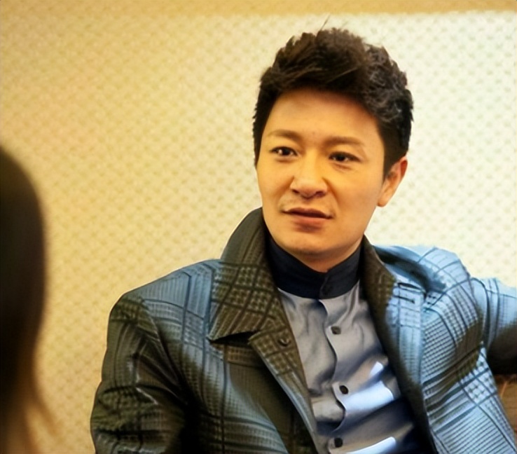 49岁李宗翰近况：坚持不婚不育，如今与母亲相依为命到处旅游
