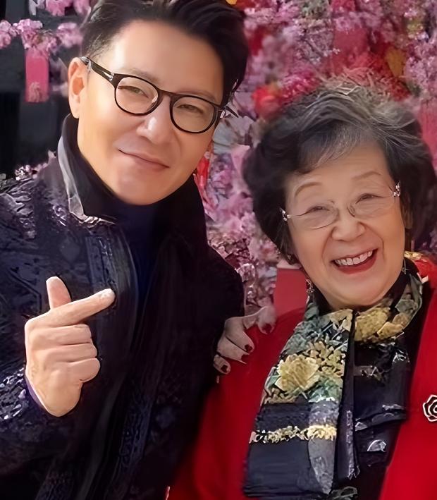 49岁李宗翰近况：坚持不婚不育，如今与母亲相依为命到处旅游