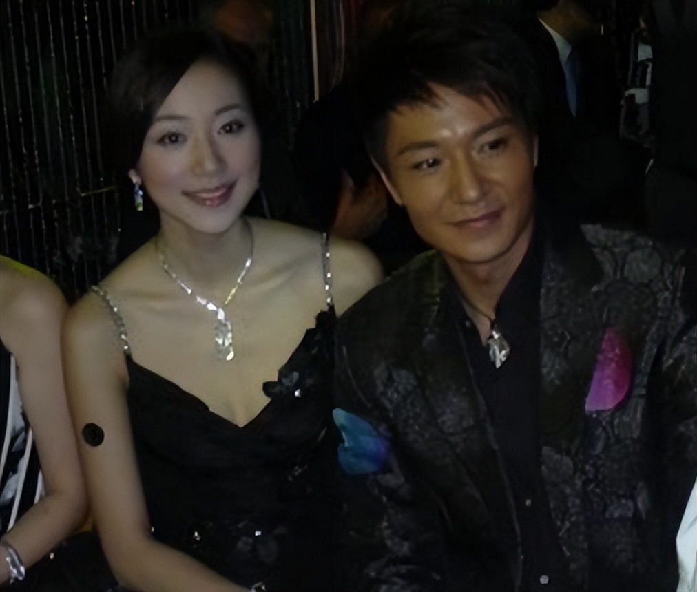49岁李宗翰近况：坚持不婚不育，如今与母亲相依为命到处旅游