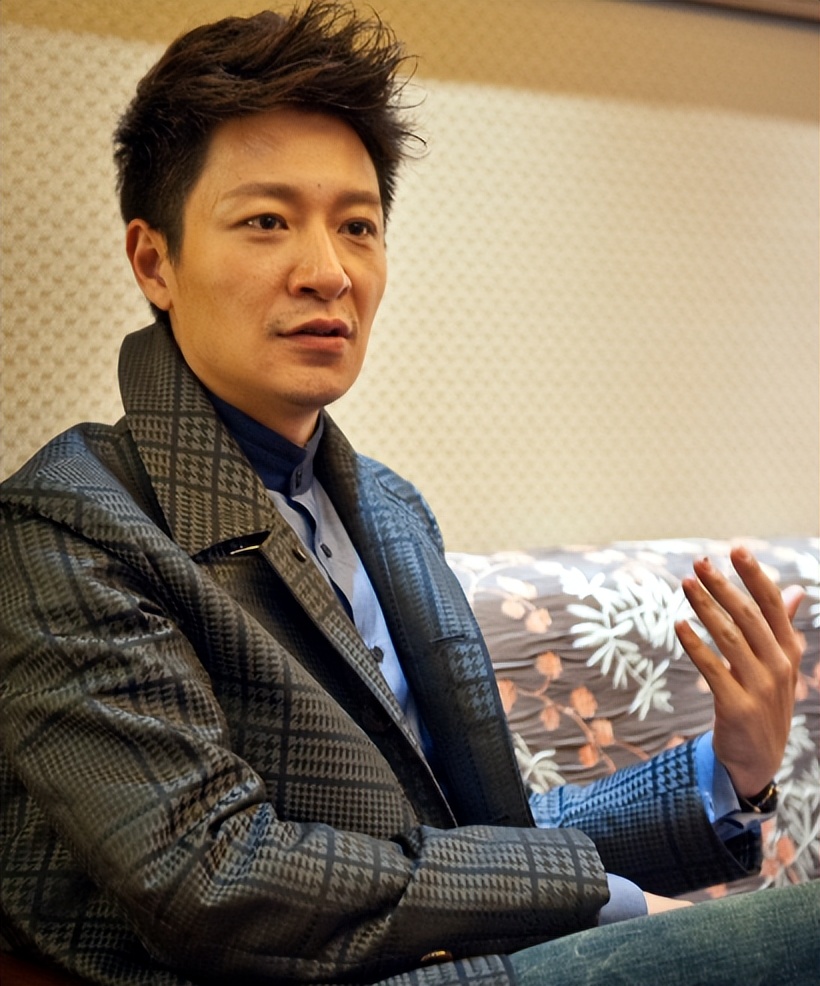 49岁李宗翰近况：坚持不婚不育，如今与母亲相依为命到处旅游