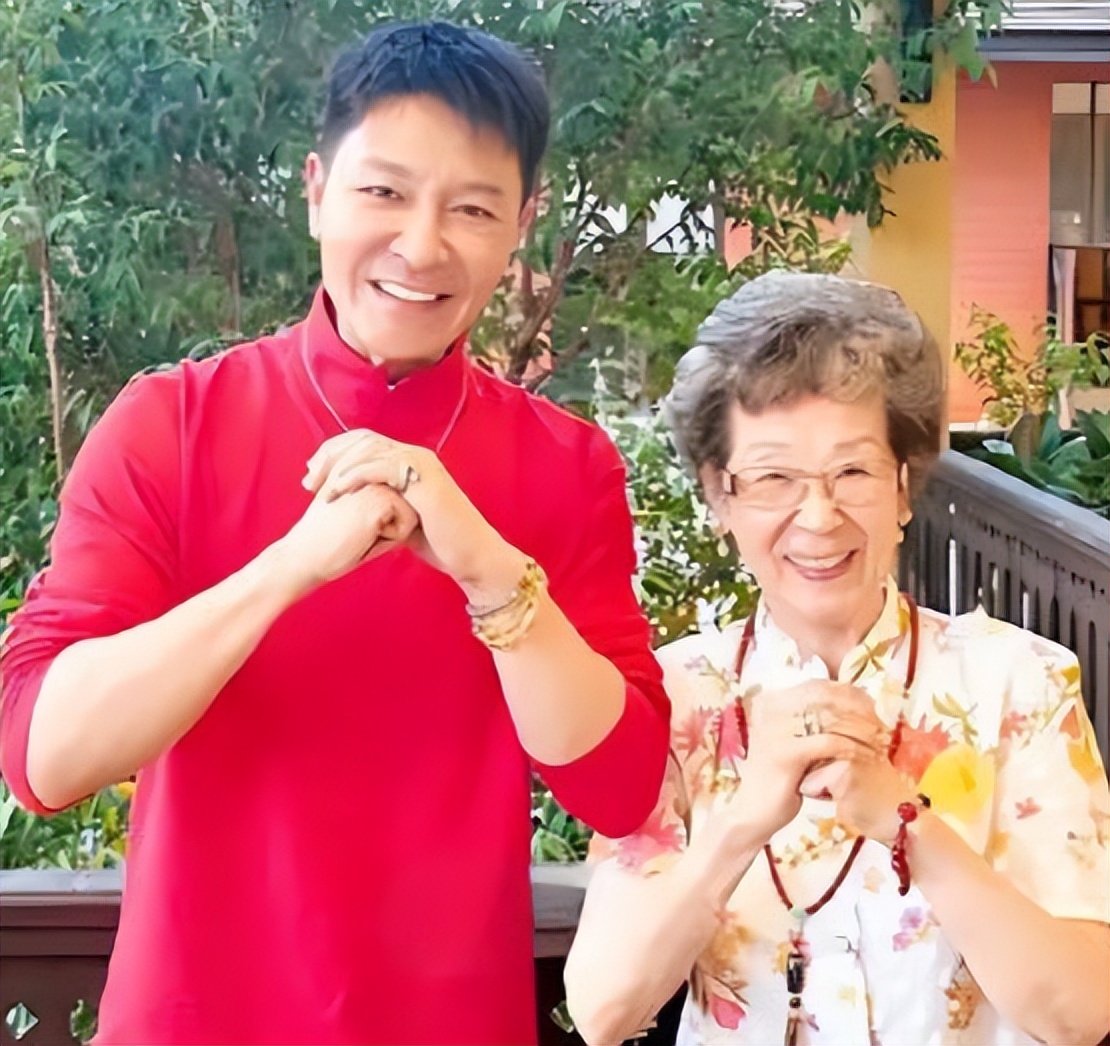 49岁李宗翰近况：坚持不婚不育，如今与母亲相依为命到处旅游