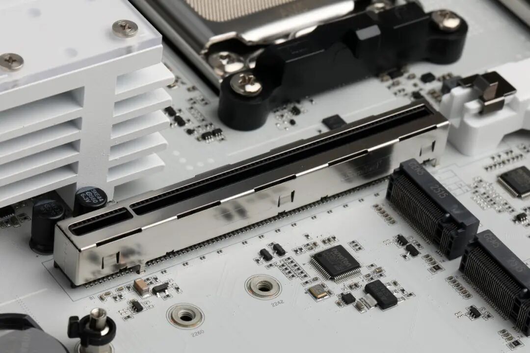 1199元获得17相供电、80A MOS与DDR5 8400内存：七彩虹B850M ARK方舟主板测试