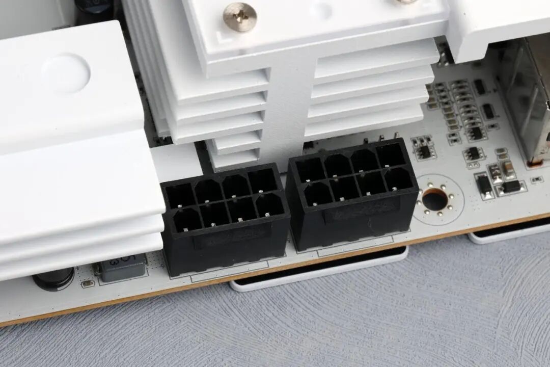 1199元获得17相供电、80A MOS与DDR5 8400内存：七彩虹B850M ARK方舟主板测试