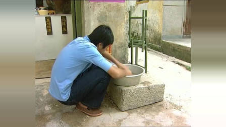 碰瓷党遇上女司机,别以为不敢撞你,男子当场被活活撞飞!