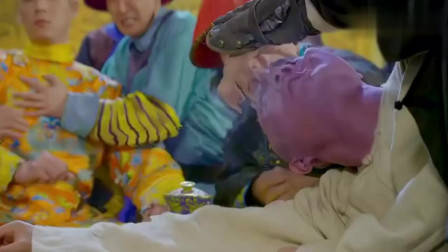 碰瓷党遇上女司机,别以为不敢撞你,男子当场被活活撞飞!