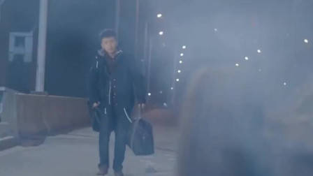 碰瓷党遇上女司机,别以为不敢撞你,男子当场被活活撞飞!