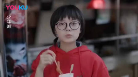 碰瓷党遇上女司机,别以为不敢撞你,男子当场被活活撞飞!