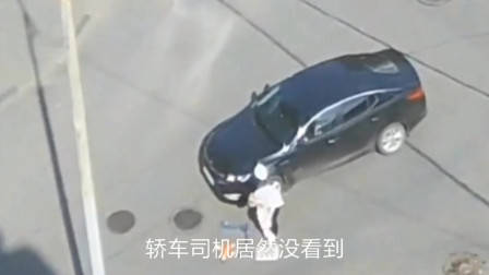 碰瓷党遇上女司机,别以为不敢撞你,男子当场被活活撞飞!