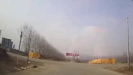 碰瓷党遇上女司机,别以为不敢撞你,男子当场被活活撞飞!