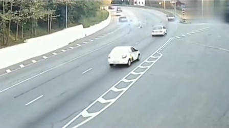 碰瓷党遇上女司机,别以为不敢撞你,男子当场被活活撞飞!