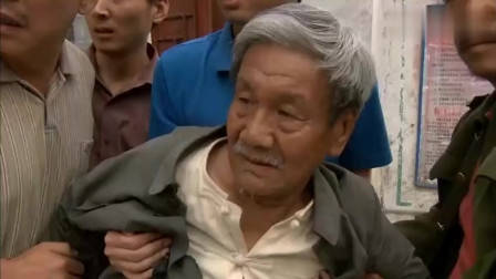 碰瓷党遇上女司机,别以为不敢撞你,男子当场被活活撞飞!