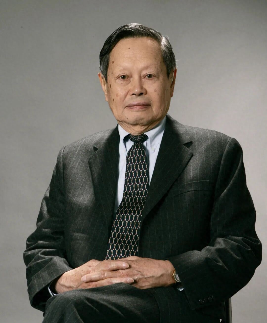 新华社发长文，追忆杨振宁先生